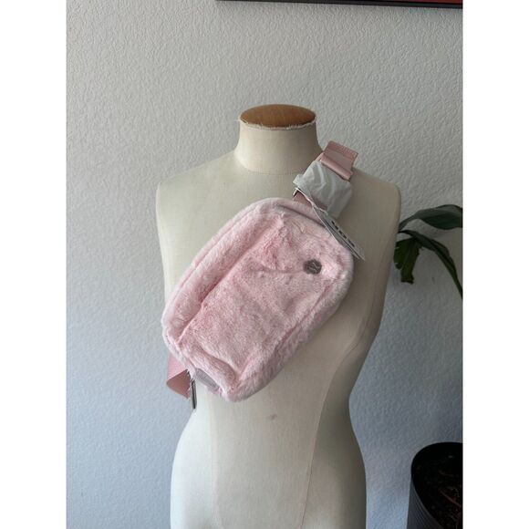 NWT Lululemon Everywhere FLEECE Belt Bag with GOLD Hardware - Picture 1 of 5
